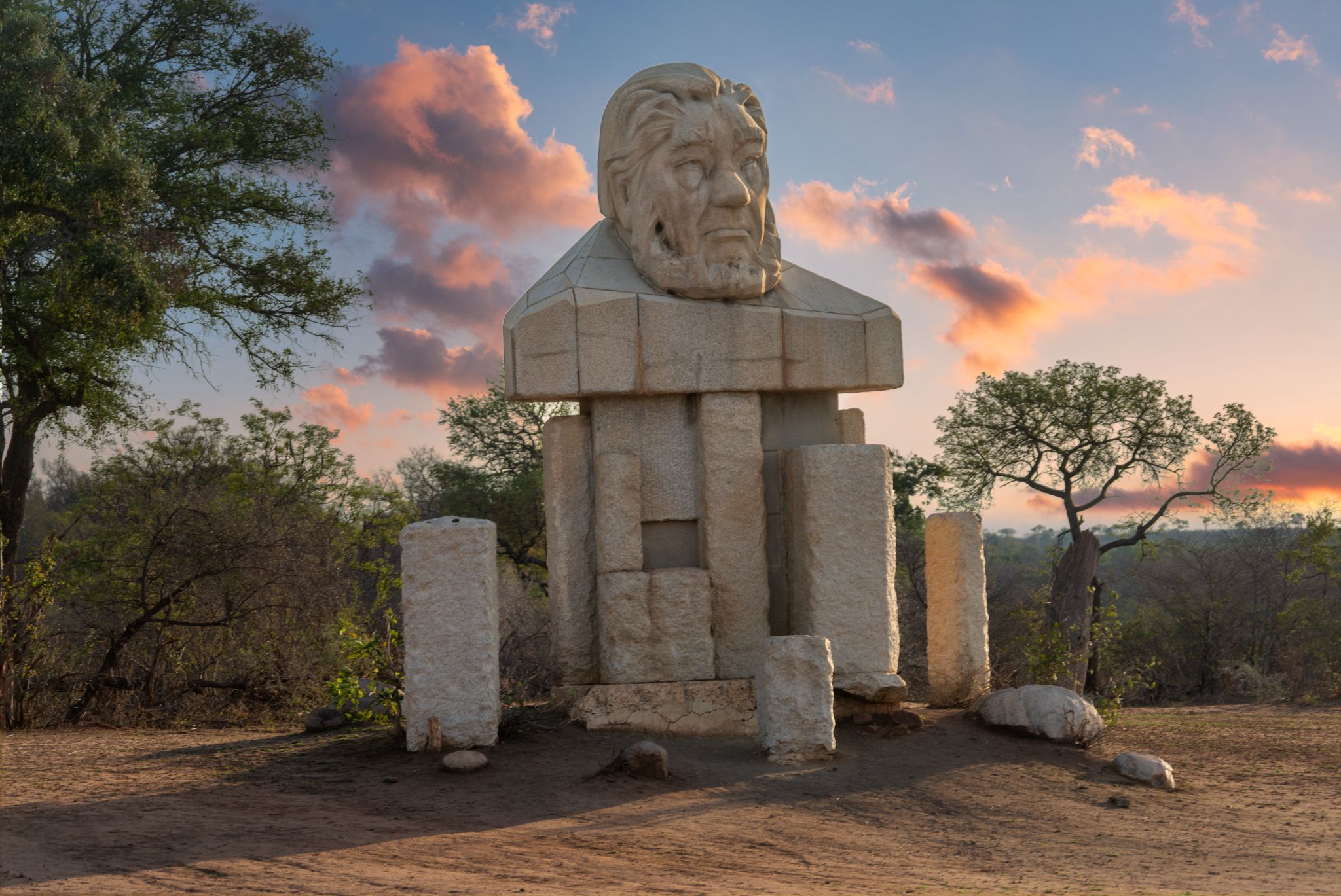 Die Skulptur zeigt das Paul-Krüger-Denkmal nahe dem Paul-Krüger-Tor, dem Haupteingang des Krüger-Nationalparks in Südafrika. Es ehrt Stephanus Johannes Paulus Krüger (1825–1904), Präsident der Südafrikanischen Republik, nach dem der Nationalpark wegen seines Engagements für den Naturschutz benannt wurde.